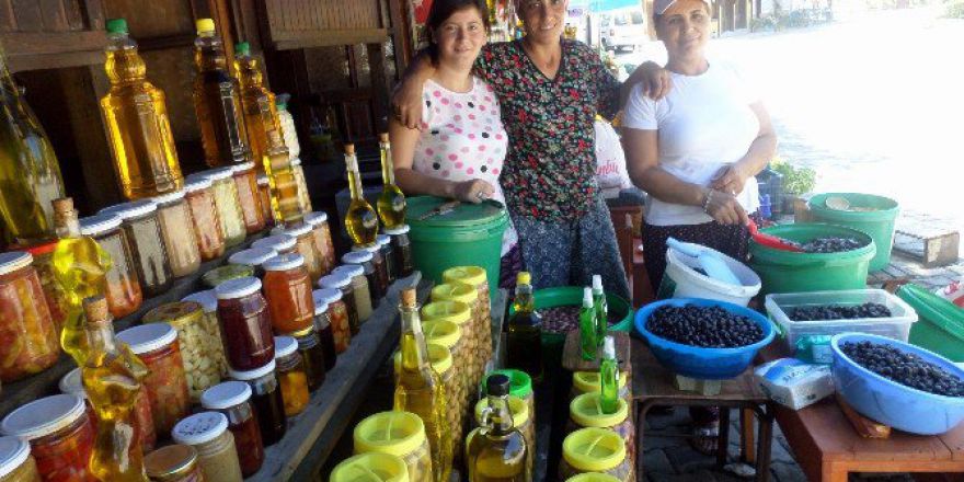 Çiftçi Kadınlar İşledikleri Zeytinleri Pazarda Satıyor