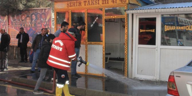Hakkari’de Taksi Duraklarını Yakıma Çalışması