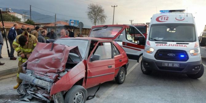 Yanan Otomobil İçerisinde Sıkışan Sürücüyü İtfaiye Ekipleri Kurtardı