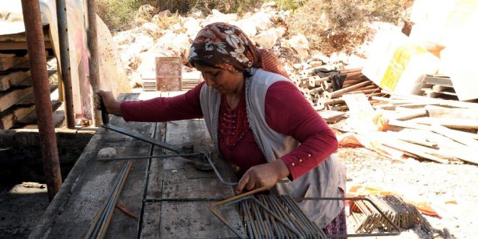 Örnek Anne, 4 Çocuğu İçin Kocasıyla Birlikte İnşaatlarda Çalışıyor