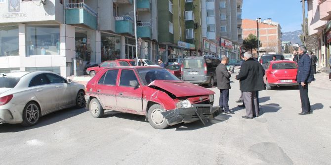 Tosya’da Maddi Hasarlı Trafik Kazası Meydana Geldi