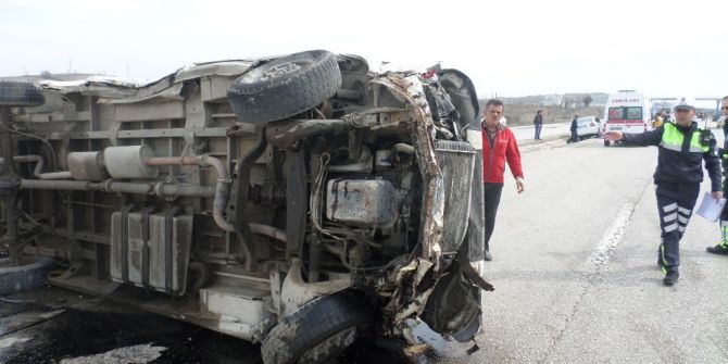 Otomobille Çarpışan Minibüs Devrildi: 7 Yaralı