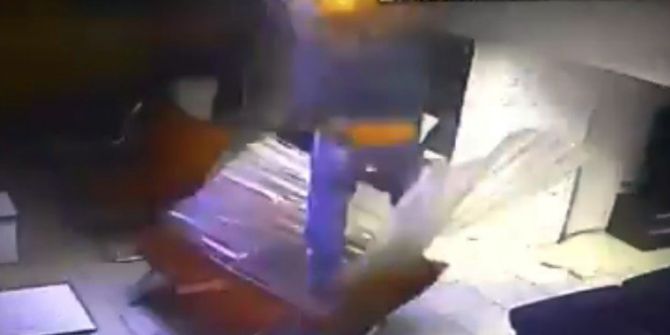 Suriyeli, Soğan Çuvalıyla Birlikte Oyun Salonunun Ortasına Düştü