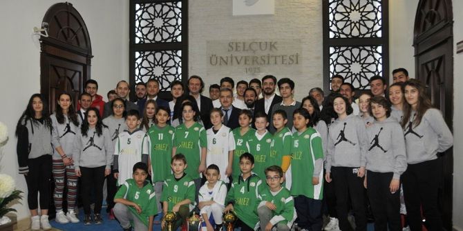 Basketbolcular Kupalarıyla Rektör Şahin’i Ziyaret Etti
