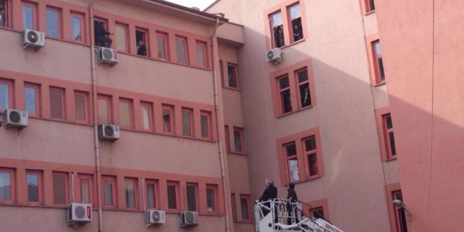 Hakimin Gözü Önünde Mahkeme Salonundaki Pencereye Çıktı