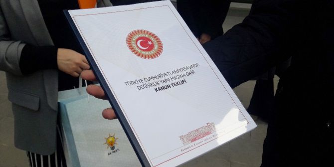 Ak Parti Gençlik Kolları, “Anayasa Değişilik Teklifi”ni Postayla Kılıçdaroğlu’na Gönderdi