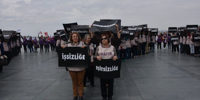 İzmir’de Chp’li Kadınlardan Bedenleriyle ‘Hayır’