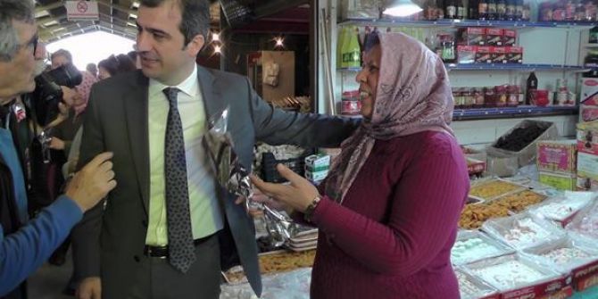 Başkan Cüneyt Yemenici Kadınlara Karanfil Dağıttı