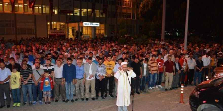 Gediz’de Demokrasi Şehitleri İçin Gıyabi Cenaze Namazı Kılındı