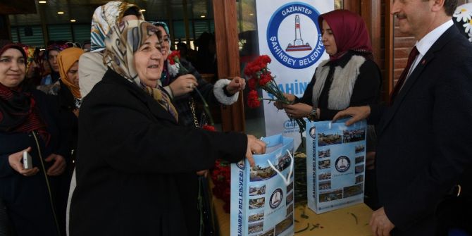 Şahinbeyli Kadınlara Çiçek Ve Hediyeler Verildi