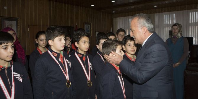 Dereceye Giren Vakıf Okulları Öğrencileri Rektör Çomaklı’yı Ziyaret Etti