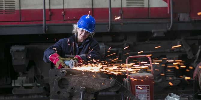 Sanatçı Kadınlar İşçi Olup "Sen De Beni Anla" Mesajı Verdi