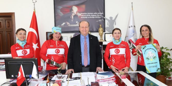 Atatürk İçin Yola Çıkan Bisikletçi Kadınlardan Başkan Özakcan’a Ziyaret