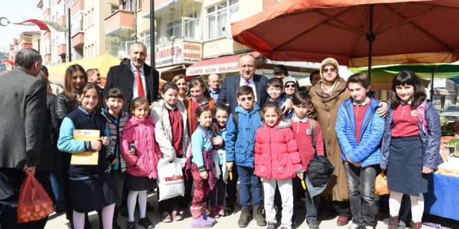 Belediye Başkanı Babaş, Salı Pazarında Esnaf Ve Vatandaşları Ziyaret Etti
