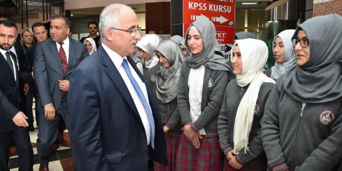 Vali Tuna Siverek’te Öğrencilerle Reis Filmini İzledi