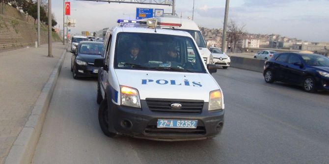 Polisin ‘Dur’ İhtarına Uymayan Sürücü Silahını Atarak Kaçmaya Çalıştı