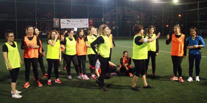 Topuklu Kramponlar Kanser İçin Halı Sahada Ter Döktü