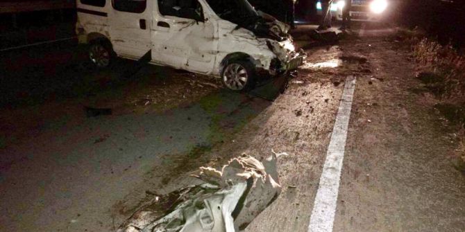 Kontrolden Çıkan Otomobil Bariyerlere Çarptı: 3 Yaralı