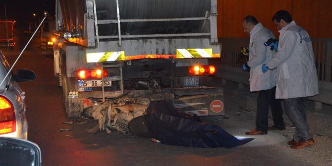 Tıra Çarpan Motosikletli Hayatını Kaybetti