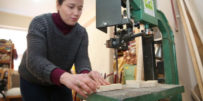 Eli Kınalı Kadın Koltuk Tamircisi