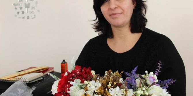 Nikah Şekeri Satarak 2 Çocuğunu Okutuyor