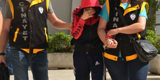 Üvey Babasını Öldüren Genç Kız Beraat Etti