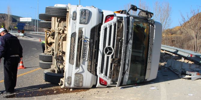 Virajı Alamayan Tır Devrildi, 1 Yaralı