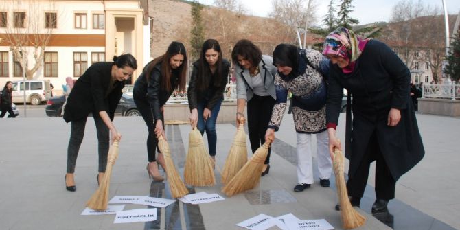 Kadınlar Ellerinde Süpürge İle Meydana Çıktı