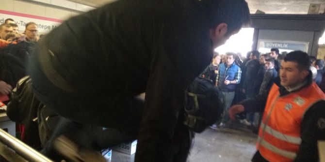 Turnikeler Arızalanınca Vatandaş Çareyi Atlayarak Geçmekte Buldu