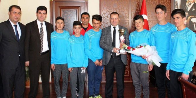 Türkiye Birincisi Öğrencilerden Kaymakam Yaşar’a Ziyaret