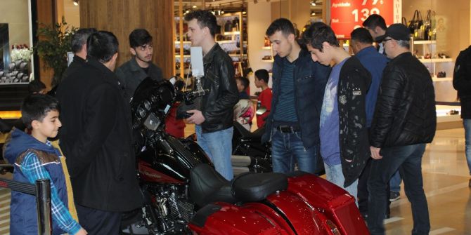 Efsane Motosikletler Piazza’da Sergilendi