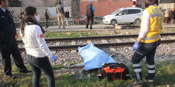 Trenin Altında Kalarak Hayatını Kaybeden Kızın Telefonunu Çaldılar