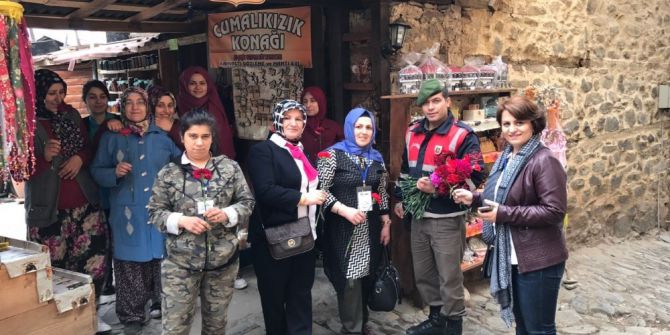 Jandarma Kadınlar Gününde Karanfil Dağıttı