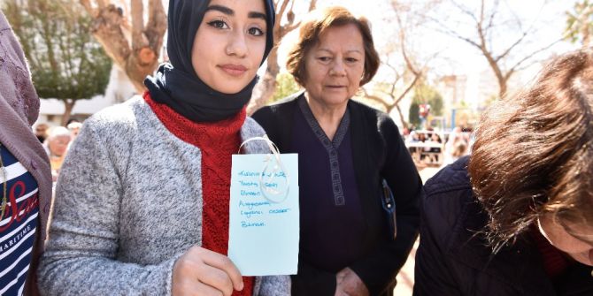 Kadın Cinayetlerinin Simgesi Al Yazma Anıtında Buluştular