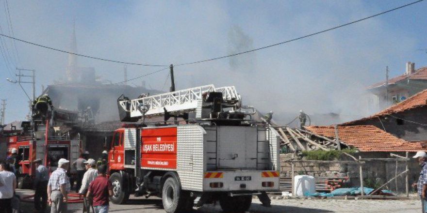 Uşak’ta Çıkan Yangında 2 Ev Kül Oldu