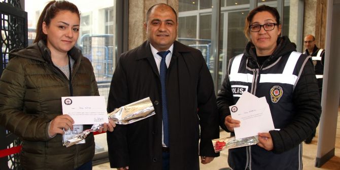 Emniyet Müdürü, Kadın Personele ‘İsime Özel’ Karanfil Dağıttı
