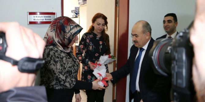 Düzce Valisi Dağlı, Kadınlara Çiçek Verdi