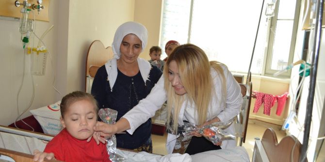 Hastane Yönetimi, Kadın Hastalara Karanfil Verdi