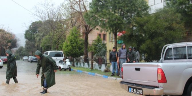 Foça’yı Sağanak Vurdu
