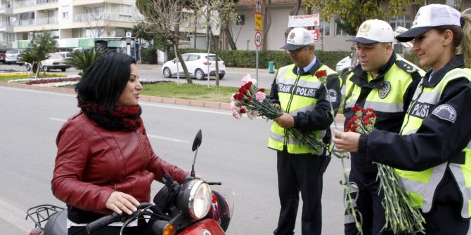Polisin Durdurduğu Kadınlar Neye Uğradığını Şaşırdı