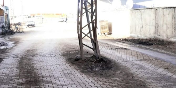 Elektrik Direkleri Yolun Ortasında Unutuldu