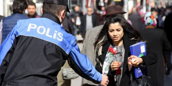 Polisten Kadınlara Karanfil