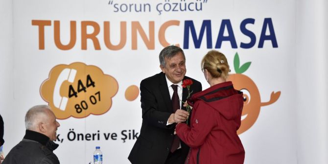 Muratpaşa Belediyesi Başkanvekili Cephaneci’den Kadınlara Karanfil