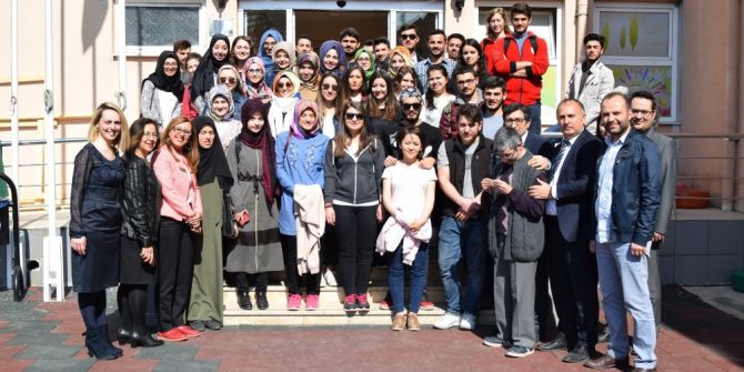 Düzce Üniversitesi Öğrencileri Engelli Kardeşlerine Destek Oluyor