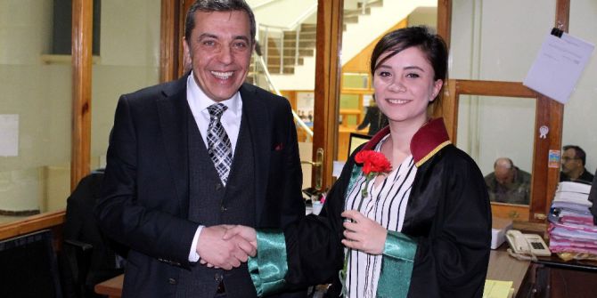 Baro Başkanı Ahmet Atam, Kadınlara Karanfil Dağıttı