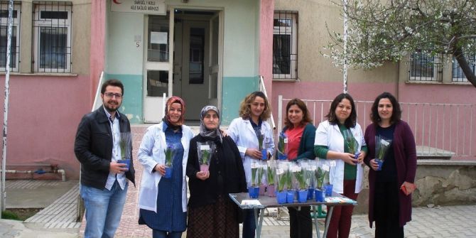 Sağlıkçılardan Kadınlara Özel Çiçek