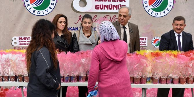 Kepez’den Kadınlara 20 Bin Sümbül