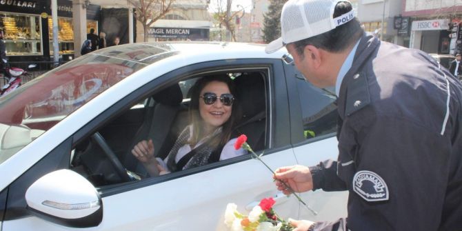 Kadın Sürücülere Ceza Makbuzu Yerine Karanfil