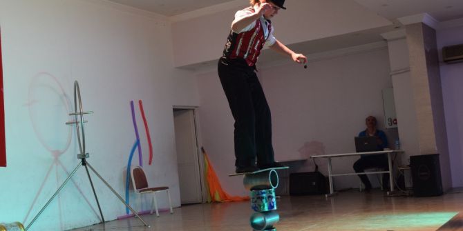 Dev Piton Çocukların Arasında