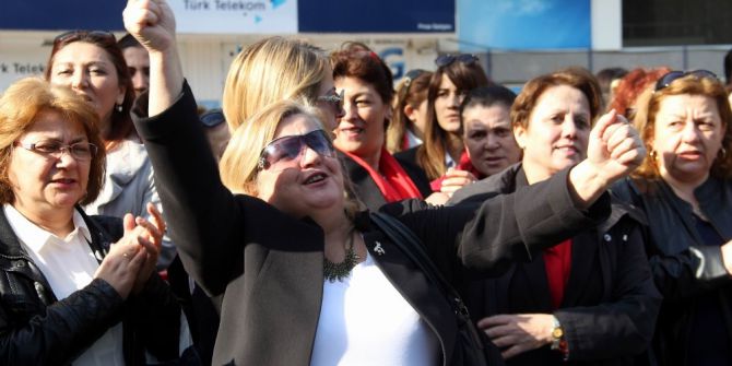 Kadınlar Anıta Çelenk Sundu